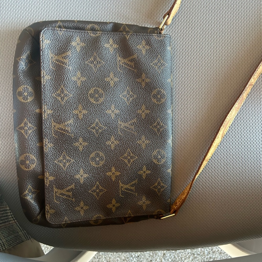 Preowned Louis Vuitton’s bag very clean and in nice condition